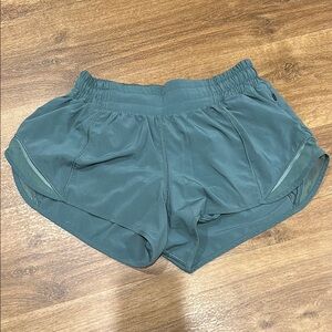 lululemon hotty hot shorts 2.5